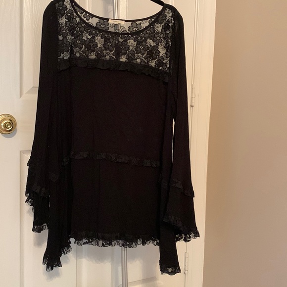 Easel black lace top. Size large. - Picture 1 of 3